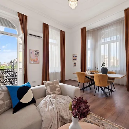 Grand Boulevard Gem Historic With Balcony Views *