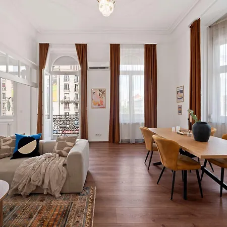 شقة Grand Boulevard Gem Historic With Balcony Views بودابست