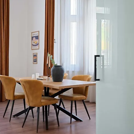 Grand Boulevard Gem Historic With Balcony Views شقة