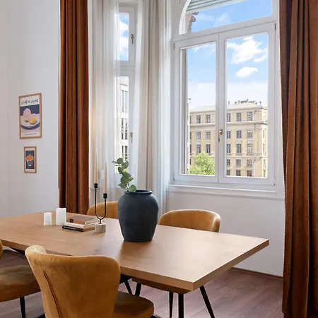 Grand Boulevard Gem Historic With Balcony Views * Boedapest