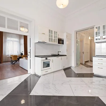 Grand Boulevard Gem Historic With Balcony Views *