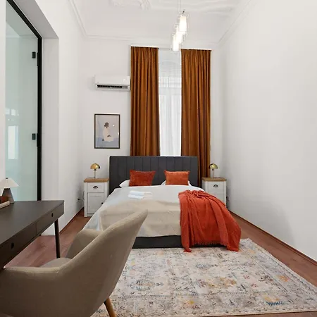 Grand Boulevard Gem Historic With Balcony Views *