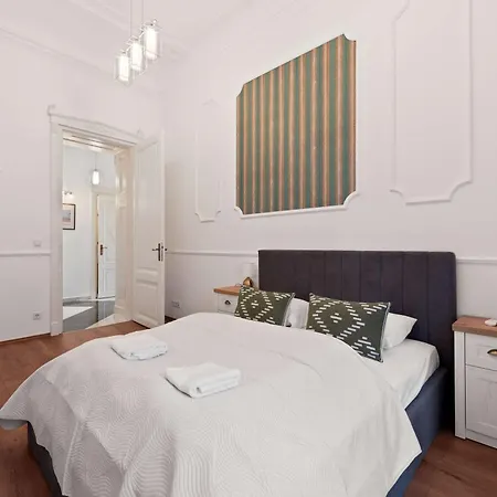 Grand Boulevard Gem Historic With Balcony Views Appartement Boedapest
