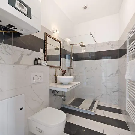 Grand Boulevard Gem Historic With Balcony Views بودابست