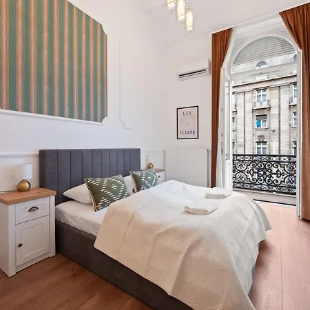 Grand Boulevard Gem Historic With Balcony Views بودابست