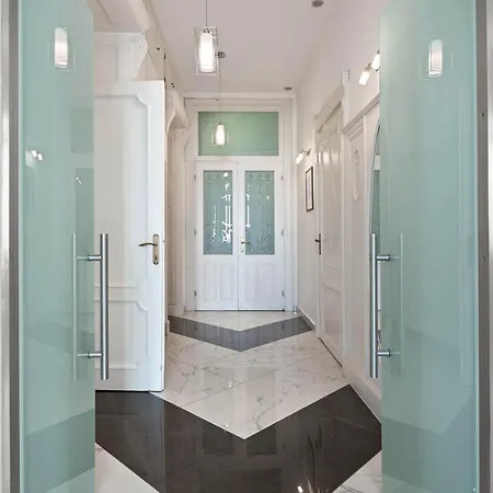 Grand Boulevard Gem Historic With Balcony Views