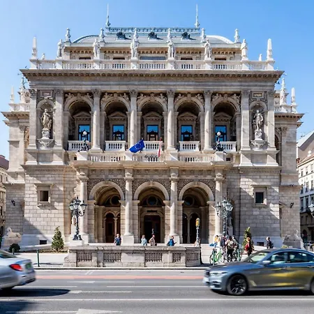 Grand Boulevard Gem Historic With Balcony Views شقة